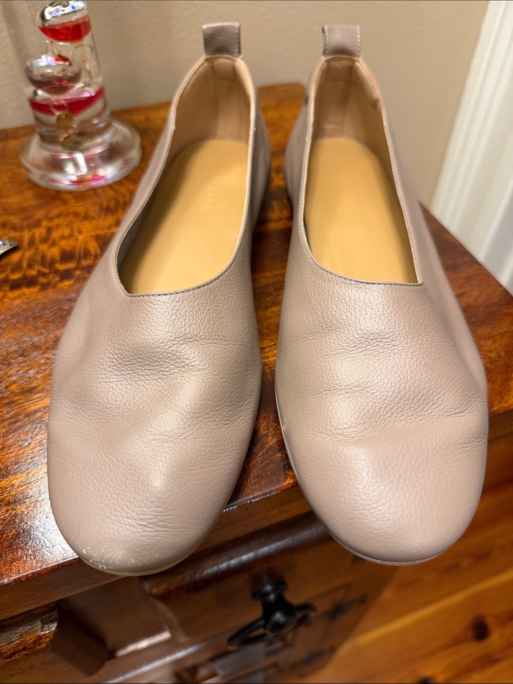 Everlane Soft Leather Slip-On Flats in Taupe, Size 8, EUC